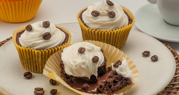 Imagem de um prato com cupcakes